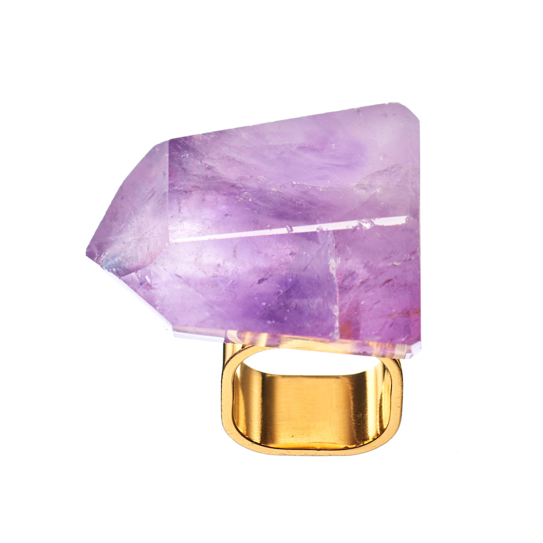 Roxx Amethyst Ring by Märta Larsson in gold vermeil with raw purple amethyst crystal. Bold statement ring with sculptural gemstone and polished gold band.
