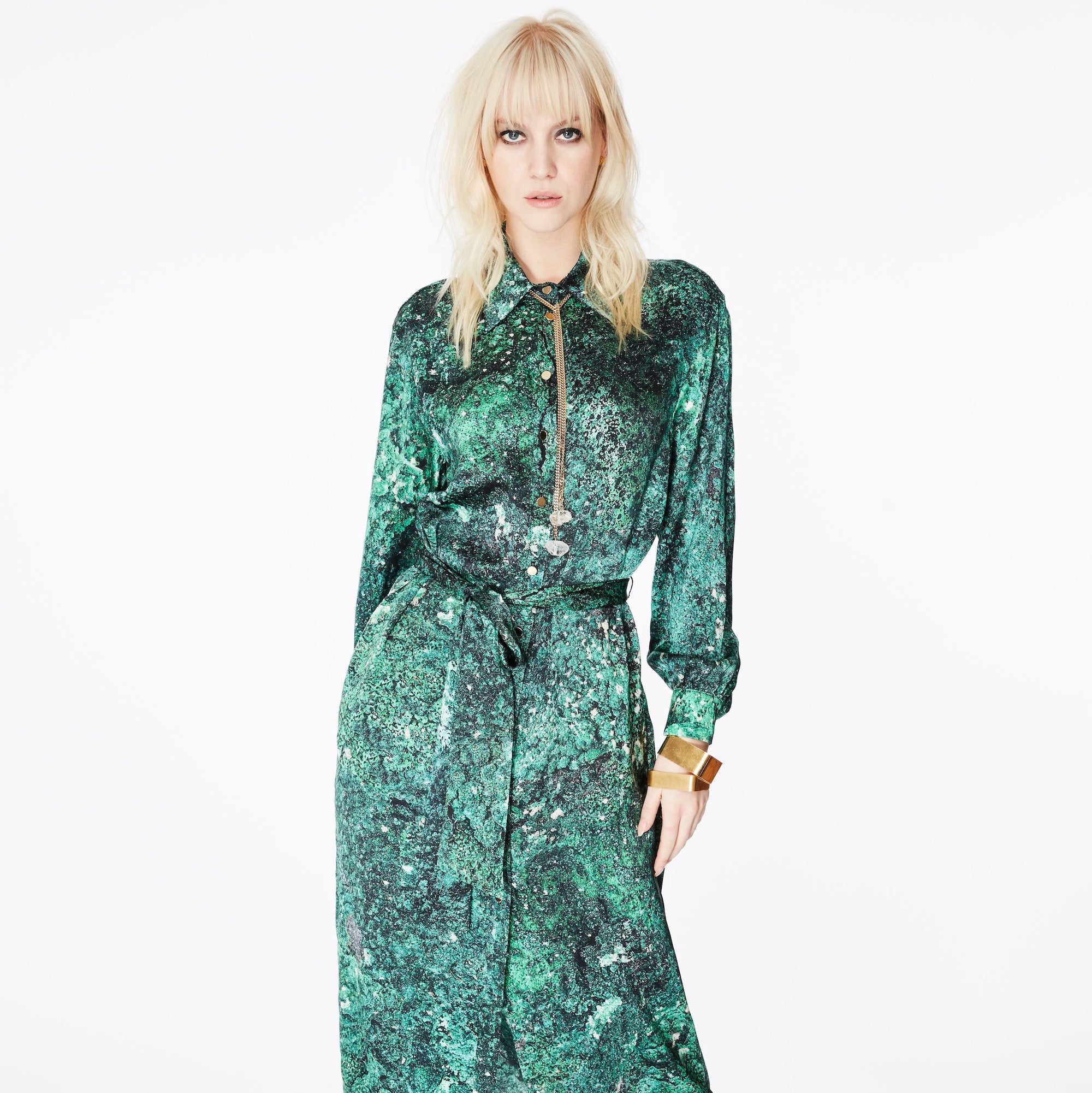 Full-body shot of model wearing the Tie Me Up Quartz Necklace by Märta Larsson, a raw clear quartz lariat styled with forest-inspired fashion for bold gallery-night looks.