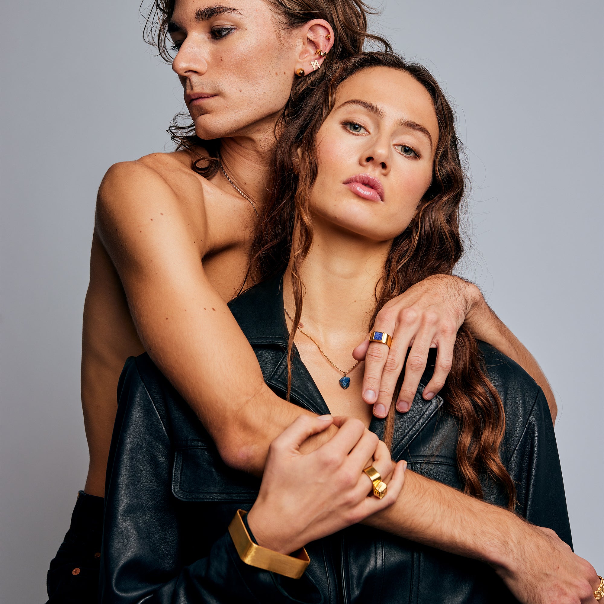 Two individuals posed together, one wearing the Mondrian Ring Lapis Lazuli by Märta Larsson. Intimate styling with gold jewelry and expressive fashion details.