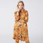 Close-up of a model wearing the Carte Blanche Silk Satin Shirt Dress by Märta Larsson in 100% silk satin with tailored collar, button details, and refined elegant finish.